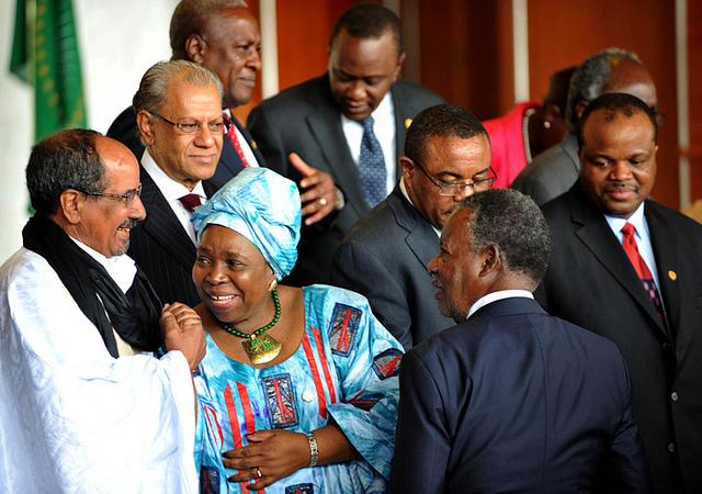 Outgoing AUC chair, Nkosazana Dlamini-Zuma, mingles with AU heads of state in 2013. Credit: GCIS.