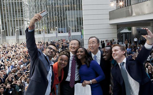 UN Secretary-General Ban Ki-Moon (3rd from right) and World Bank president Jim Yong Kim (3rd from left) at an #EndPoverty event. Photograph by Simone D. McCourtie/World Bank.