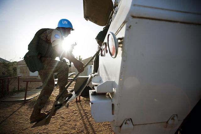 An Egyptian peacekeeper in northern Darfur, Sudan. Photograph by UN/Albert Gonzalez Farran.