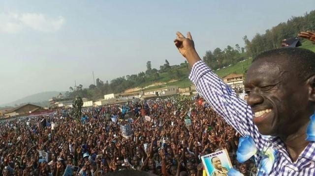 Kizza Besigye campaigning in Kabale. Credit: @kizzabesigye1.