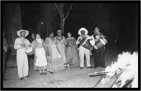 Afroargentines playing candombe porteño near of a bonfire of Saint John in 1938.