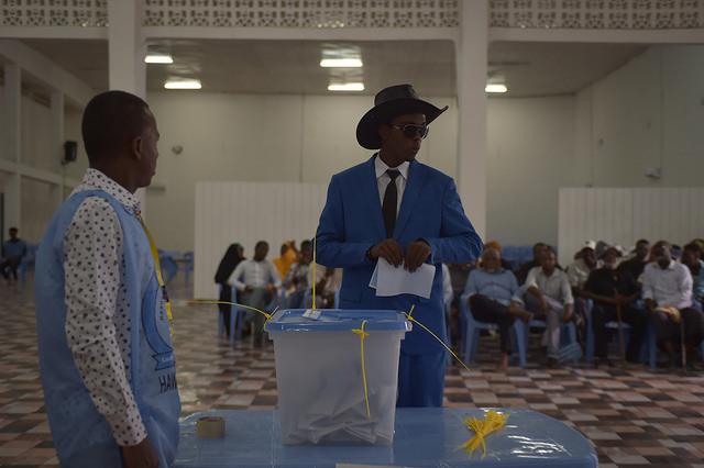 A delegate casts his vote for a member of parliament in Somaliland. Credit: AMISOM/Tobin Jones.