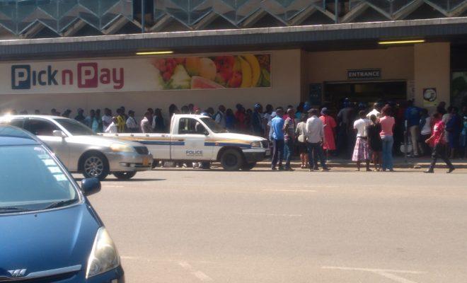 Zimbabwe economic crisis: Long queues outside a supermarket in Harare. Credit: Elia Ntali.