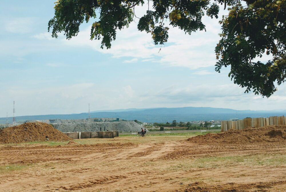 The building of a wall around North Mara Gold Mine in northwest Tanzania. Credit: IPIS.