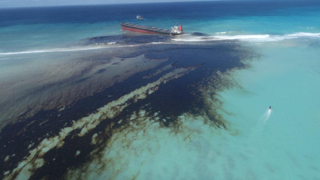 The MV Wakashio leaking oil off the southeastern coast of Mauritius. Credit: Greenpeace Africa.
