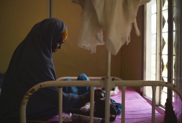 Sa'di, a five year old girl injured in the Mogadishu attack on October 14, is tended to by her mother at Medina Hospital in Mogadishu, Somalia, on October 17, 2017. Credit: UN Photo/Tobin Jones.