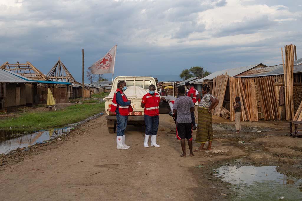Distributing emergency relief in Uganda amid Covid and floods in May 2020. Credit: Climate Centre.