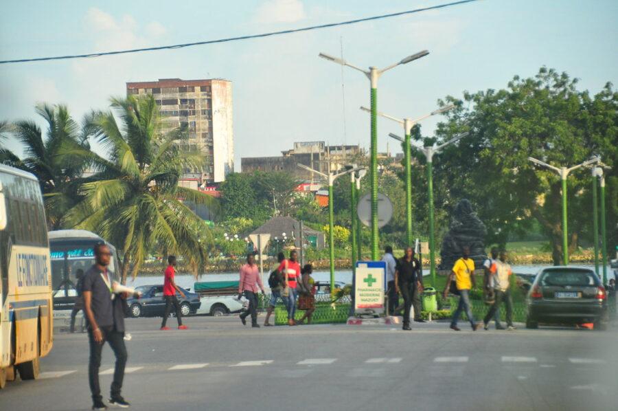 A road in Abidjan, Côte d’Ivoire. Credit: abdallahh.