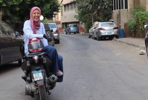 Esraa, a customer of the bike lessons service Dosy, on the bike of a motorbike in Cairo, Egypt. Credit: Dosy.