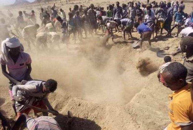 Karrayyu in Ethiopia dig a mass grave for the massacred Gadaa leaders. Credit: Nuredin Jilo.