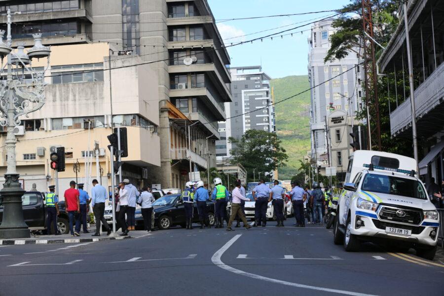 Police cordon off roads leading to parliament in Port Louis during the "go slow" protest. Credit: Vel Moonien.