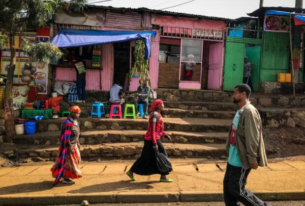 Pedestrians walking in Addis Ababa, Ethiopia. Credit: Natasha Elkington/CIFOR.