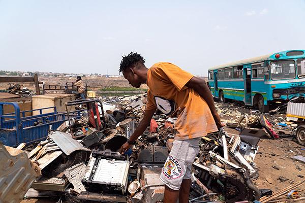 Fatau, a scrap dealer at Agbogbloshie shows his scrap goods. Copyright © Muntaka Chasant.