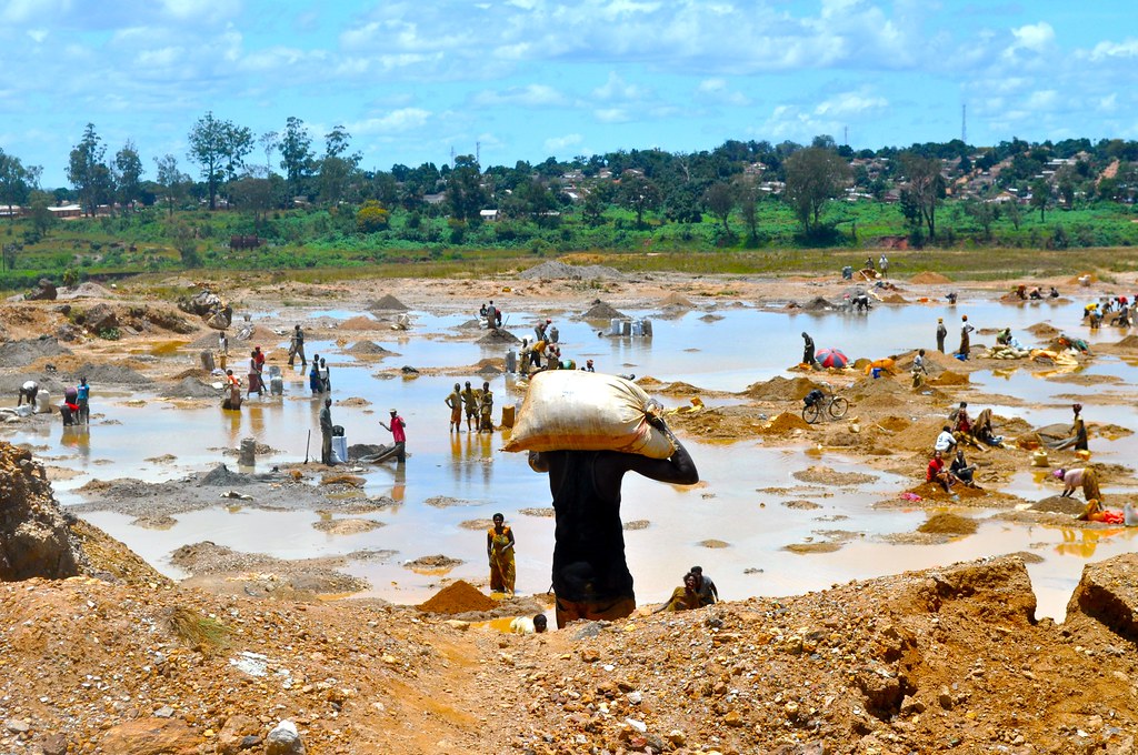 Cobalt Red. Miners washing copper ore in the Democratic Republic of the Congo. Credit: Fairphone.