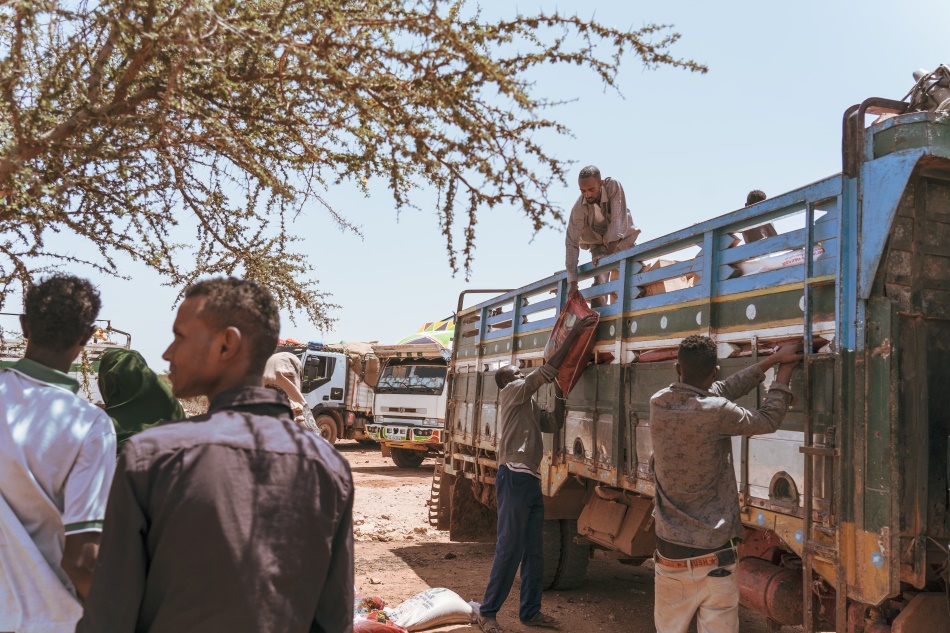 Residents line up for WFP food aid deliveries in Wado-Baris, Somaliland. Credit: Jaclynn Ashly.