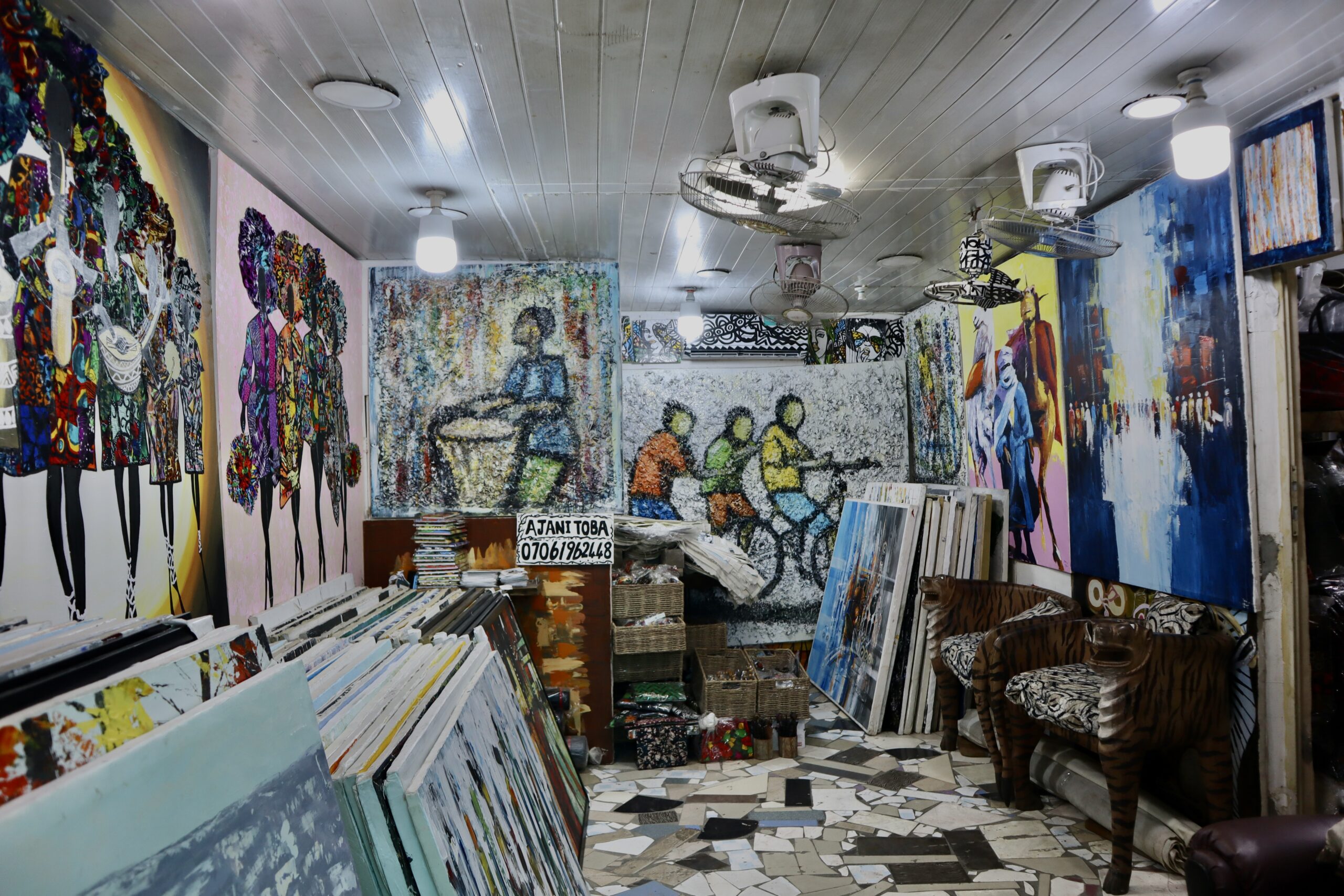 Paintings for sale in Lekki Art market (author's image).